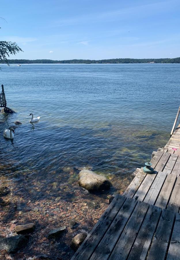 Charmig Stuga Av Rustik Stil I Stockholms Omrade Villa Exterior foto