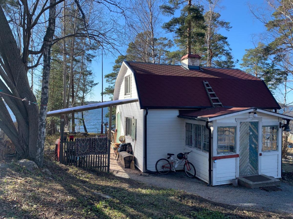 Charmig Stuga Av Rustik Stil I Stockholms Omrade Villa Exterior foto