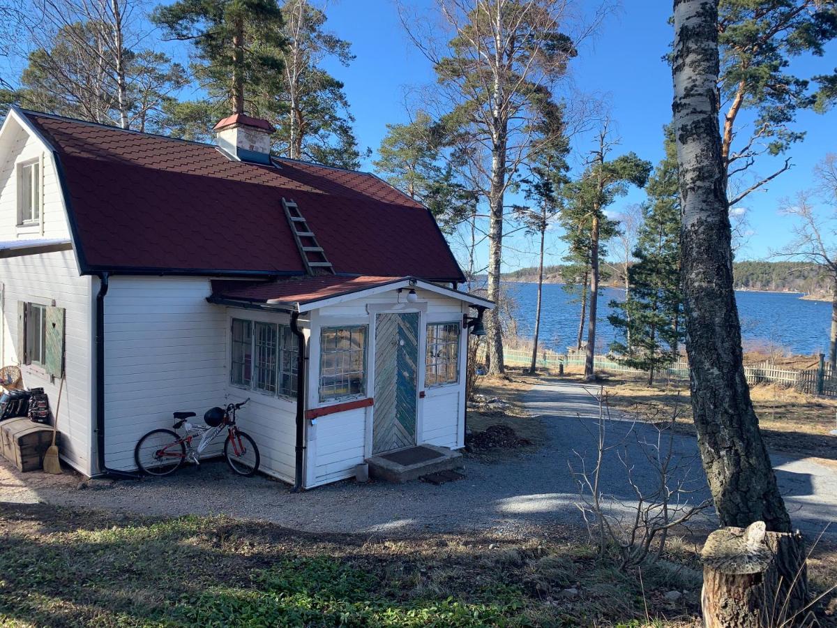 Charmig Stuga Av Rustik Stil I Stockholms Omrade Villa Exterior foto