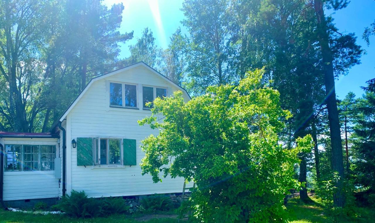 Charmig Stuga Av Rustik Stil I Stockholms Omrade Villa Exterior foto